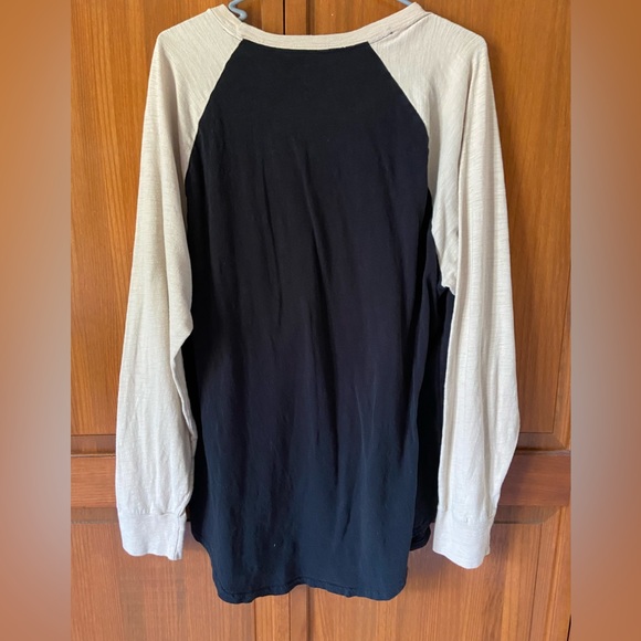 Hollister Men’s Curved Hem long sleeve Tee - Picture 2 of 8